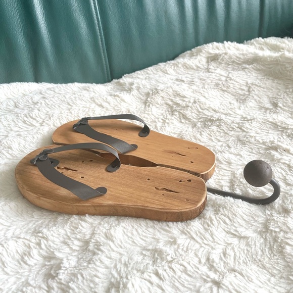 Flip Flops Wall Hook - Wood and Metal Beach House Summer Home Decor - Picture 4 of 8